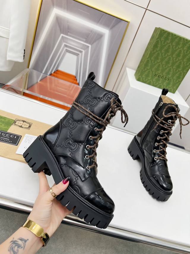 出厂价pp： 元 官网1:1 亮光、哑光都有 秋冬Gucci双G电绣版系带8寸靴 全油边 高级感十足 侧拉链穿脱超方便、个性别致、品牌鲜明风格。 面料：牛皮开边