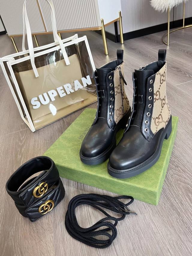 出厂价pp： 元 秋冬Gucci双G踝靴原版开模 全油边和金属链条细节，后面有提拉带，方便穿脱，两侧松紧设计 高级感十足 面料：牛皮 内里 垫脚：高端牛里 小蜜