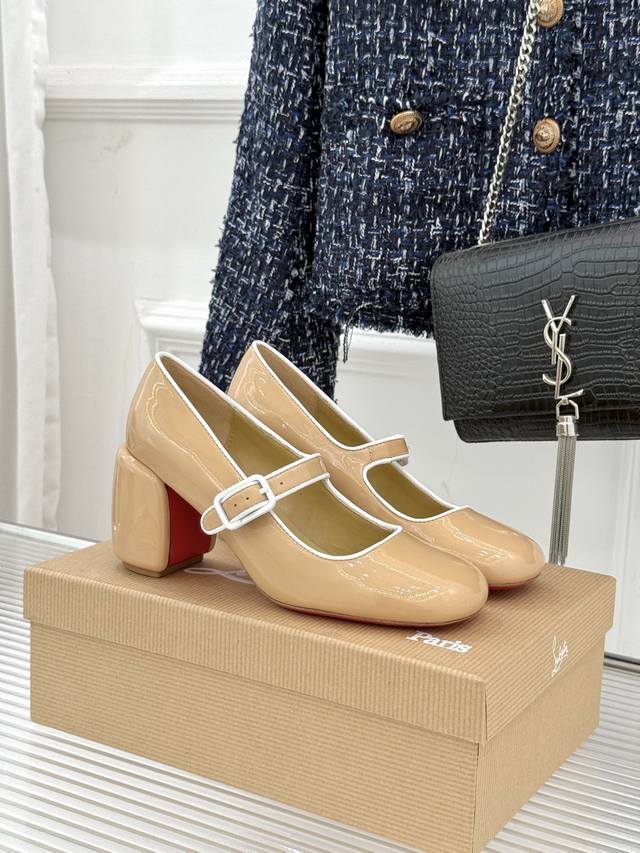 厂价 Christian Louboutin Cl26Wf新品 圆头粗跟玛丽珍鞋 将法式浪漫与叛逆基因熔于一体。 标志性红底藏着1992年的灵感传奇 是指甲油意