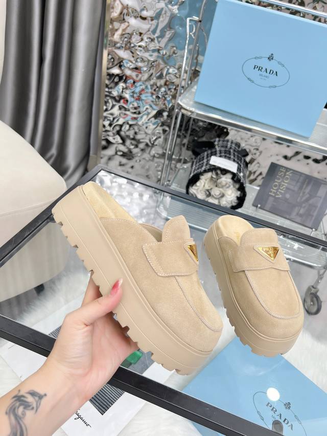 prada2025 普拉达包头拖鞋 prada 25Ss 新款春夏 现代风格的线条和原始的建筑体量定义了这些具有复杂魅力 prada三角形的标志性几何形状为鞋跟
