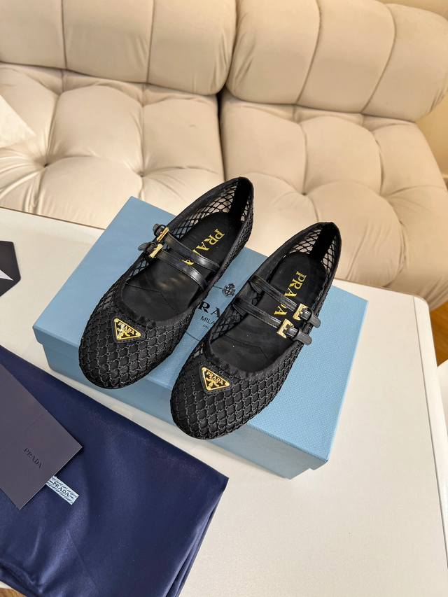 prada25Ss新款英伦风跳舞鞋 小皮鞋乐福鞋 复古时尚经典单品 巴黎时装周第一场分量十足的大秀场打造的新品 灵感由D主设计师巧妙结合在完美鞋型上.搭配品牌搭