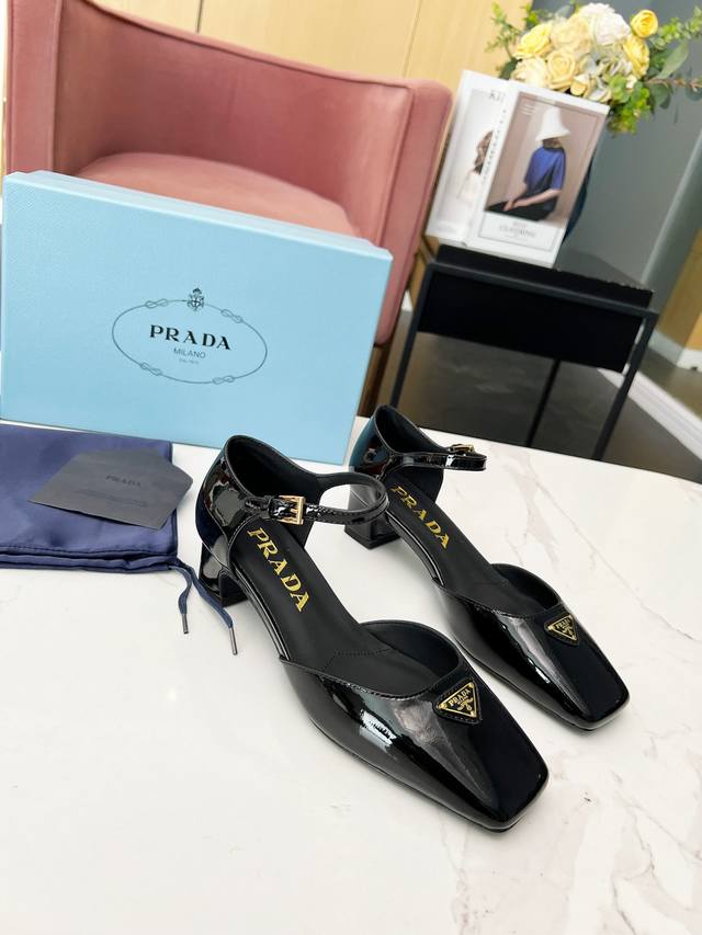 prada 普拉达2025Ss春夏新品 Saffiano牛漆皮 .马毛牛皮高跟凉鞋 闪亮登场 小红书各大博主推荐，彰显经典魅力。 跟高4Cm 面料牛漆皮 马毛牛