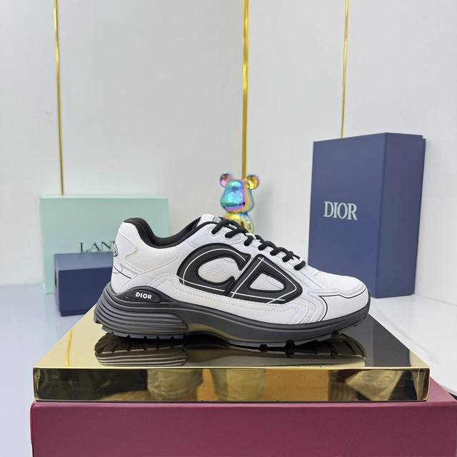 男+40 顶级板 Dior 迪奥爆款短靴新款上市，原版复刻，拆卸1:1。休闲运动鞋。原版包装， 面料:头层牛皮 内里:休闲网料 大底:Tpu原版大底 尺码:35