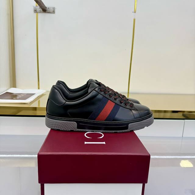顶级版本：男款 Gucci古驰 最新Gg系列 休闲 运动鞋 球鞋 Gucci Gg系列运动鞋 经典棕色帆布+皮革拼接，侧面红绿条纹超有辨识度。日常休闲穿搭都很O