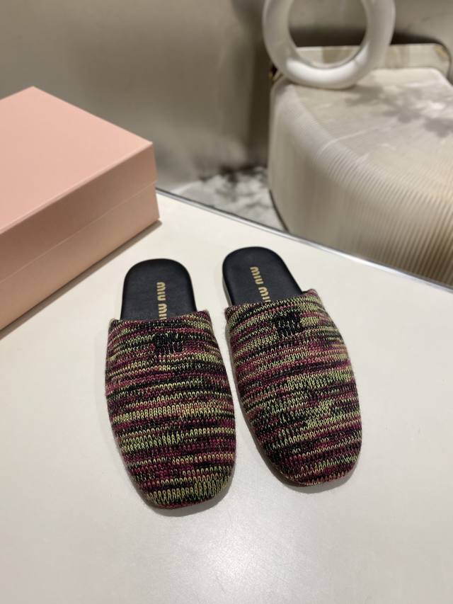 出厂 顶级版本代购级Miumiu2025早春新款毛线编织包头拖鞋 各大博主推荐，闭眼入都是不会后悔 随意搭配都好看，原版一比一开发 鞋面：定制进口编织 鞋底：橡