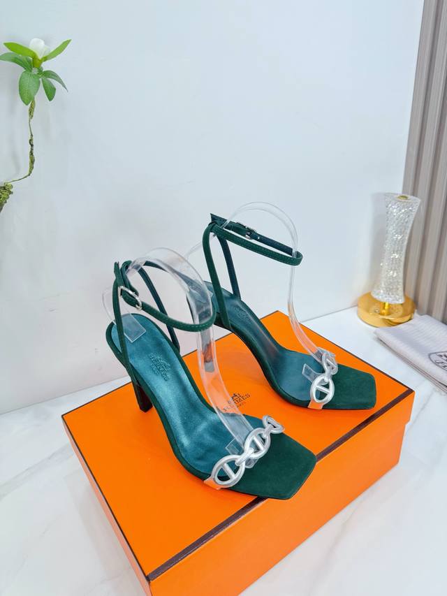 出厂 Herms 爱马仕 顶级版本 原版1：1开发今年H家短靴出得少 但是每出一款都是经典 这款也不例外 搭配修长的楦形 给人很不一样的感觉！走路也非常的稳，一