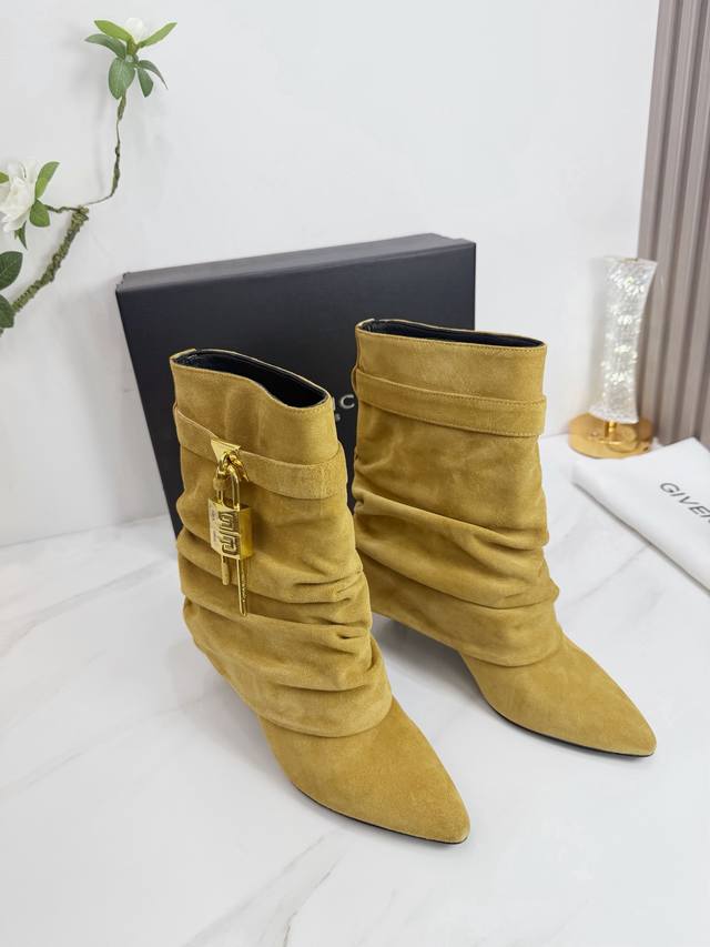 出厂 2025 Sss 重磅推出Givenchy 纪梵希 春夏新款单鞋靴子 品牌标志性的一如既往地呈现复古优雅，各种造型都能轻松驾驭。 1鞋面：釆用牛反绒 2内