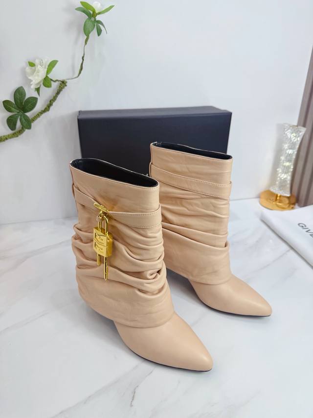 出厂 2025 Sss 重磅推出Givenchy 纪梵希 春夏新款单鞋靴子 品牌标志性的一如既往地呈现复古优雅，各种造型都能轻松驾驭。 1鞋面：釆用羊皮 2内里