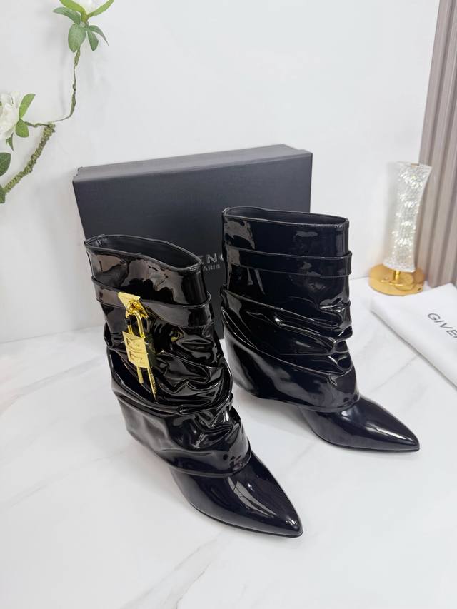 出厂 2025 Sss 重磅推出Givenchy 纪梵希 春夏新款单鞋靴子 品牌标志性的一如既往地呈现复古优雅，各种造型都能轻松驾驭。 1鞋面：釆用漆皮 2内里