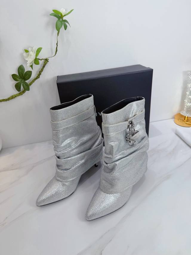 出厂 2025 Sss 重磅推出Givenchy 纪梵希 春夏新款单鞋靴子 品牌标志性的一如既往地呈现复古优雅，各种造型都能轻松驾驭。 1鞋面：真丝布烫钻 2内