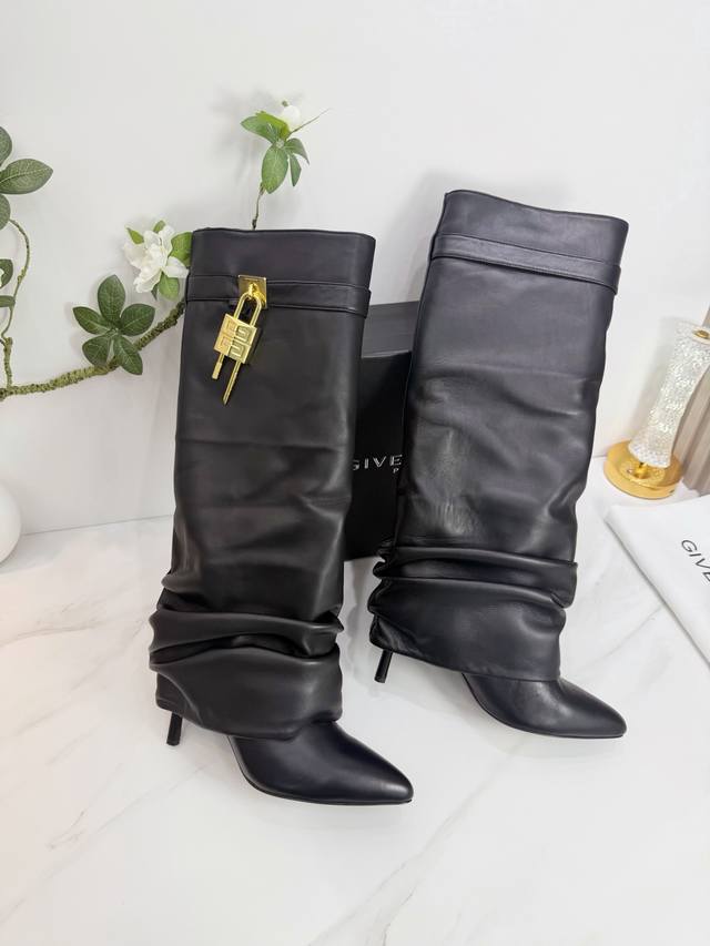 出厂 2025 Sss 重磅推出Givenchy 纪梵希 春夏新款单鞋靴子 品牌标志性的一如既往地呈现复古优雅，各种造型都能轻松驾驭。 1鞋面：釆用羊皮 2内里