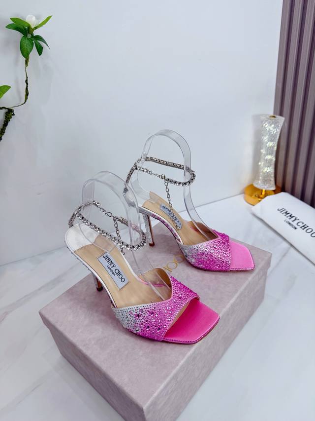 出厂 Jimmy Choo 吉米周 是一个非常全面之尊贵时尚生活品牌， 香港,美国等大时尚博主及明星的同款表带女士高跟，中跟，平跟后空凉鞋系列。 澳大利亚尖头