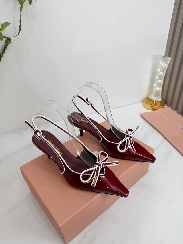 工厂 2026 新款新品 Miu Miu 全新超美装饰搭配,时尚淑女气质十足 双色拼接 又不乏美艳色彩,外侧附带弹力象巾 上脚非常方便意大利引进的原版楦头是最新