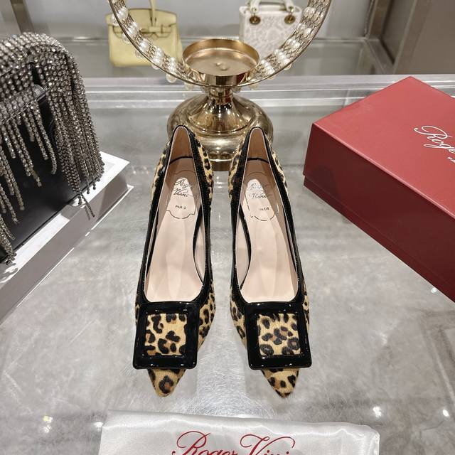 出厂 Rv女鞋迷你饰扣后空凉鞋 迷你饰大方扣后袢带高跟鞋本款高跟鞋糅合众多品牌标志性元素 从品牌往期代表作汲取灵感，尖方头设计上脚没得不要 完美秤砣出腿的效果