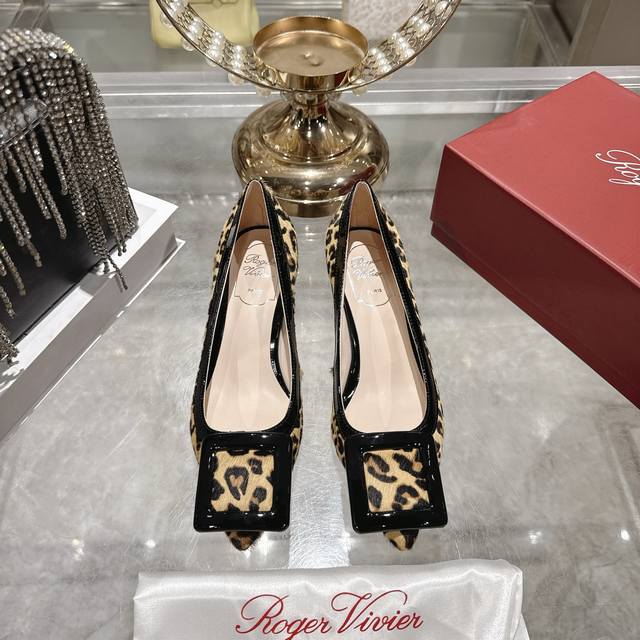 出厂 Rv女鞋迷你饰扣后空凉鞋 迷你饰大方扣后袢带高跟鞋本款高跟鞋糅合众多品牌标志性元素 从品牌往期代表作汲取灵感，尖方头设计上脚没得不要 完美秤砣出腿的效果