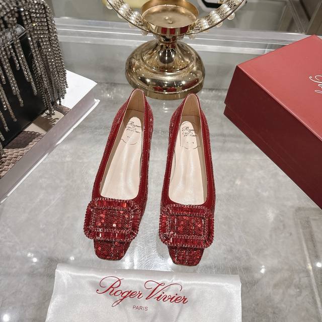 出厂 Roger Viv*Er 26春夏新款单鞋新色升级 很适合度假穿 精致优雅又舒适 满足大家需求一贯 唯美动人 拼色鞋面 点缀品牌标志性方扣珍珠饰扣 优雅魅