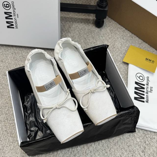 小众款单鞋 凉鞋230 Maison Margiel*方头弹力带芭蕾鞋平底鞋凉鞋 采用品牌标志性的贴合脚型的雕塑感轮廓，鞋面柔软且线条流畅，兼顾贴合度与设计感。