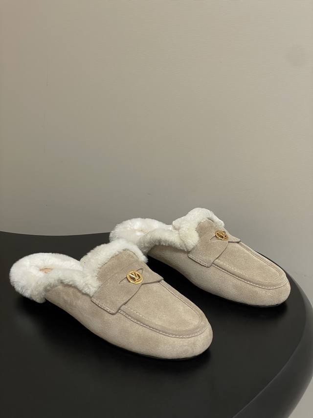 25Fw秋冬新款Louis Vuitton 路易威登Lv Soho 露跟羊毛穆勒半拖鞋毛毛平底拖鞋 本款 Soho 露跟乐福鞋取材宛如天鹅绒般丝滑的绒面牛皮革，