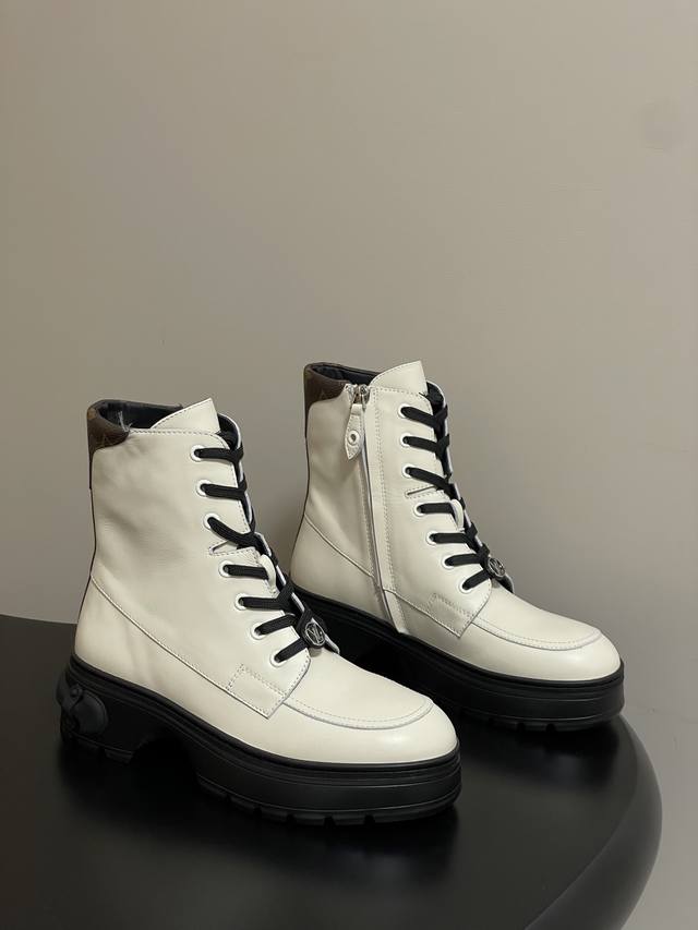 25Fw秋冬新款Louis Vuitton Lv District Ranger 及踝靴 系带厚底侧拉链马丁靴 本款District Ranger及踝靴承载军旅