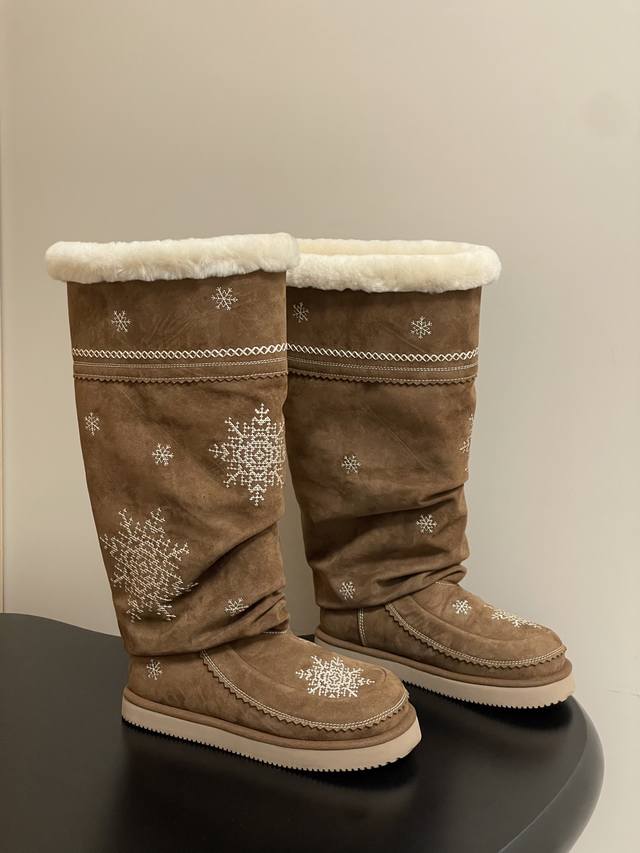 小众品牌 Unfolio 25Fw秋冬新款 网红爆款流苏刺绣厚底直筒雪地靴保暖羊毛长筒靴堆堆雪地靴 Lumi 羊毛长筒靴推出浅卡其与深泰迪色两色，柔和色调适配冬