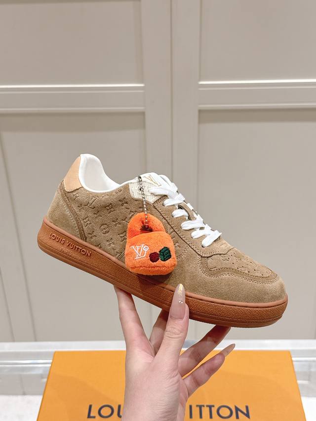 百年风华 Lv绒面牛皮滑板鞋，演绎法式慵懒美学 不是所有休闲鞋都能被写进秀场史册 当经典Monogram遇上羊皮温柔内里 每一步都像踩在云端 绒面牛皮压花与绑带