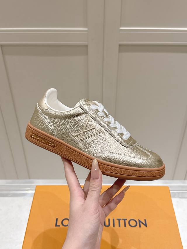 Lv秋季限定滑板鞋｜一眼沦陷的贵族优雅 秀场明星私服同款 终于等来上架 百年工坊手作雕琢 每个针脚都在诉说奢侈 鞋身选用头层荔枝纹牛皮 覆以鎏金银丝金属牛皮 内