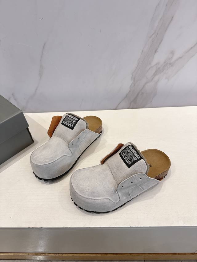 巴黎世家 × Scholl 联名包头拖鞋 正式登场。 正品开模，1:1复刻，还原经典设计线条。慵懒又高级，怎么搭都好看 早已是博主们私服里的秘密爱用，社交平台刷