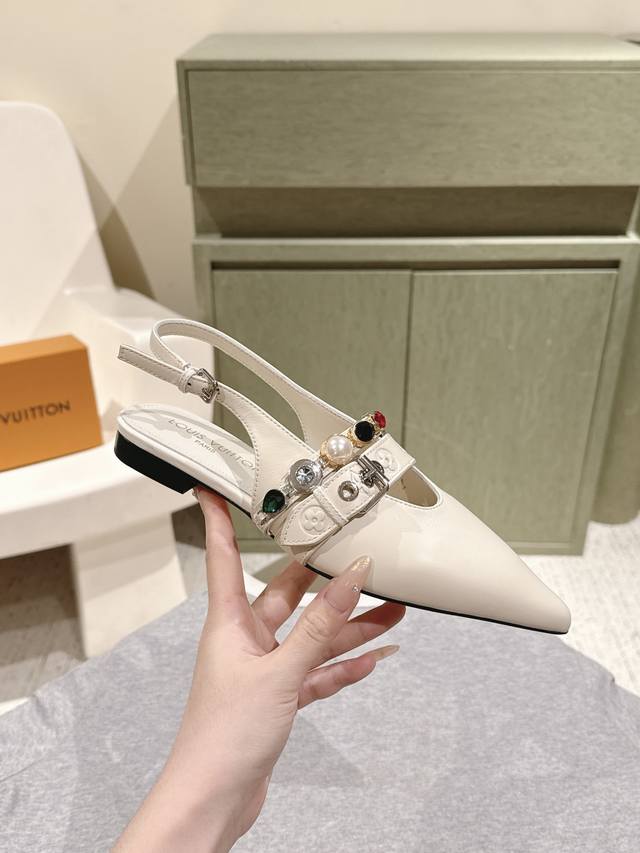 Lv 2025秋冬秀场同款后空平底单鞋 鞋身镶满璀璨宝石钻链 奢华感直接拉满 专柜官网已同步上架 经典尖头设计原版楦型1:1还原 视觉上瞬间延伸腿长 进口小牛皮