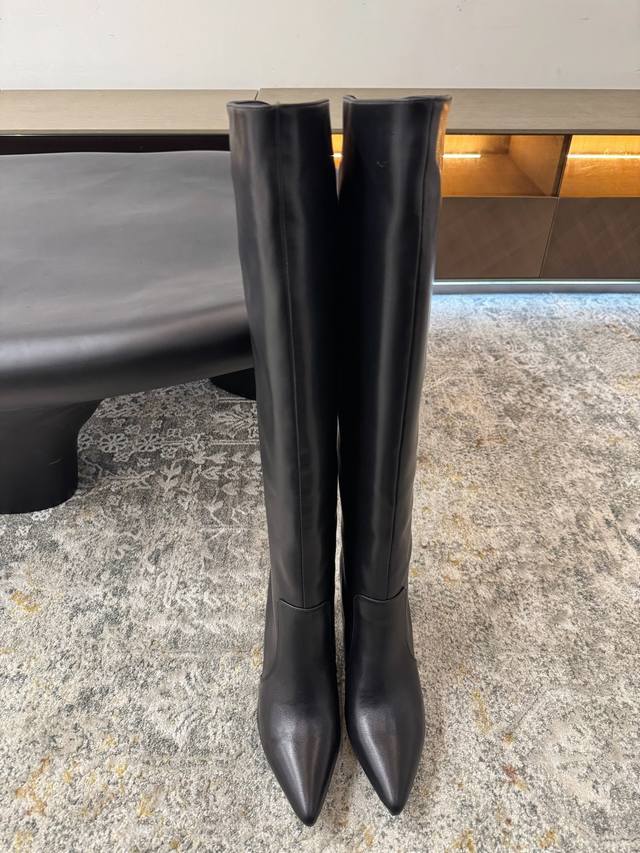 秋冬新品 面料 牛皮 内里 羊皮 鞋底 牛皮 优雅风格 创造不一样的感觉 跟高 8.5Cm 专柜包装 简约气质款式！ Show Bdetails Size. ｜