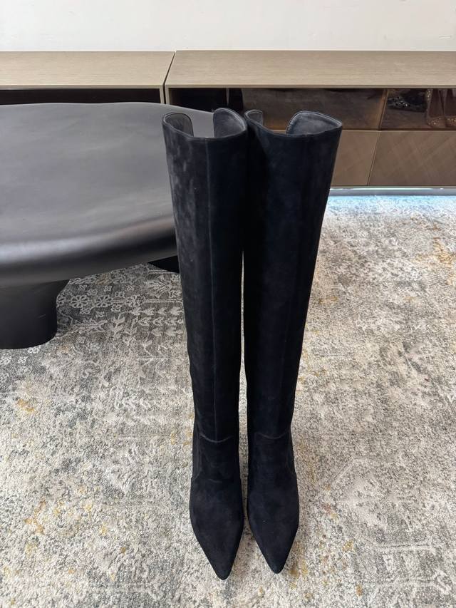 秋冬新品 面料 牛反绒 内里 羊皮 鞋底 牛皮 优雅风格 创造不一样的感觉 跟高 8.5Cm 专柜包装 简约气质款式！ Show Bdetails Size.