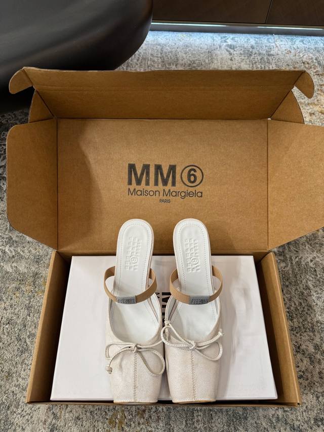 原版开发 ★面料 牛皮 内里 羊皮 鞋底 意大利牛皮底 优雅风格 创造不一样的感觉 跟高 1 Cm 专柜包装 简约气质款式！ 市场顶级 Show Bdetail