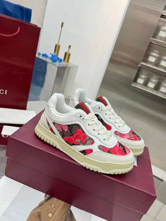 Gucci古驰 最新爆款高低帮做旧情侣运动鞋系列出货 原版购入开发 做货，这款高低帮运动鞋采用篮球风格廓形设计，巧妙融入镂空拼片和做旧效果，尽显别样匠心。匠心融