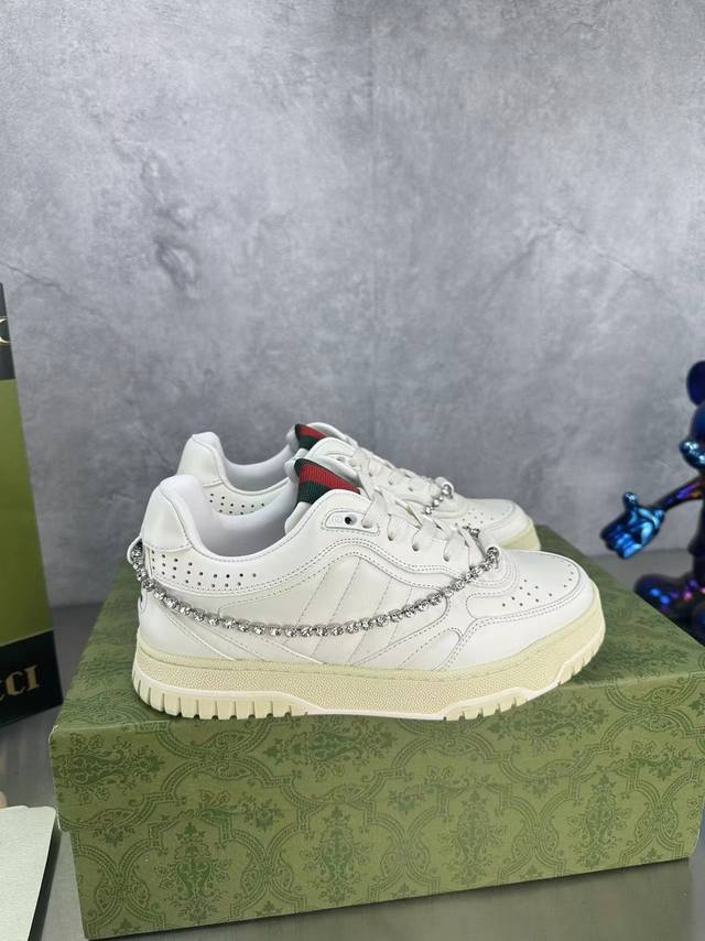 Gucci古驰 最新爆款高低帮做旧情侣运动鞋系列出货 原版购入开发 做货，这款高低帮运动鞋采用篮球风格廓形设计，巧妙融入镂空拼片和做旧效果，尽显别样匠心。匠心融