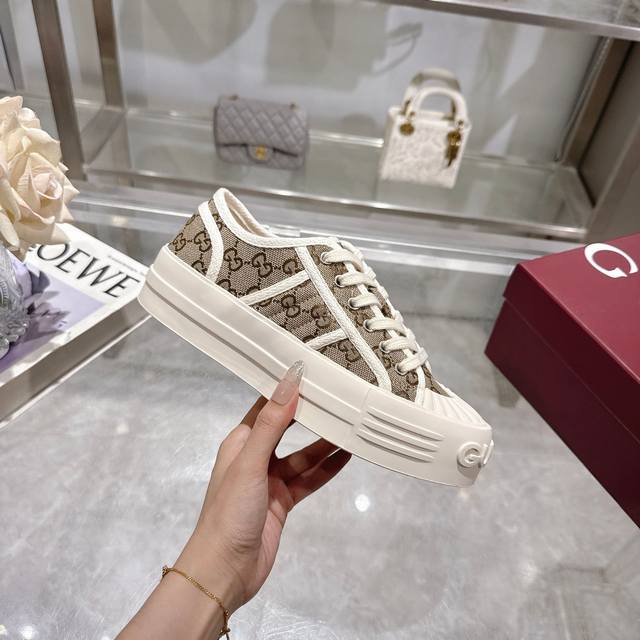 厚底女士运动鞋，这款运动鞋以标志性帆布匠心打造，将典藏设计与现代美学巧妙糅于一体。大胆前卫的廓形配以“”印花压纹橡胶鞋底，缔就个性十足且穿着舒适的亮眼单品。 码