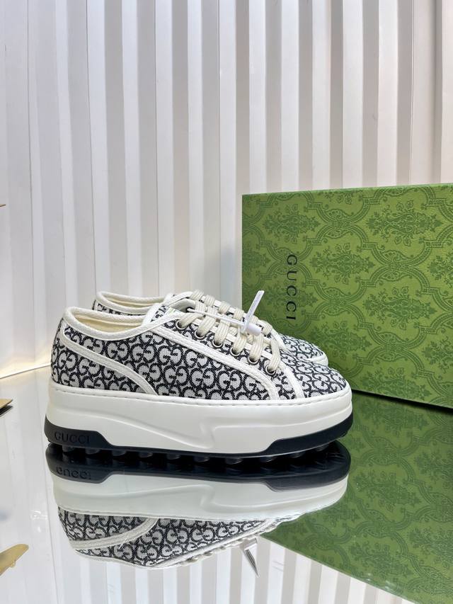 顶级版本女款 顶级版本情侣款Gucci 古驰最新爆款运动鞋，这件亮眼吸睛的单品从网球世界中汲取创作灵感。这款运动鞋采用同色调米色和乌木色经典Gg帆布制成，厚实鞋