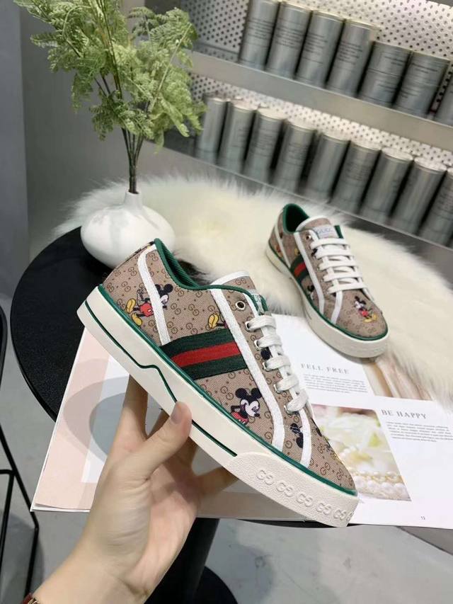 工厂p价 ，男款160，35-40 古奇 Gucci 欧美最时髦潮流品牌，米奇老鼠系带平底板鞋，官网原版复刻。鞋面采用原版双G，简单大方，原版橡胶耐磨大底