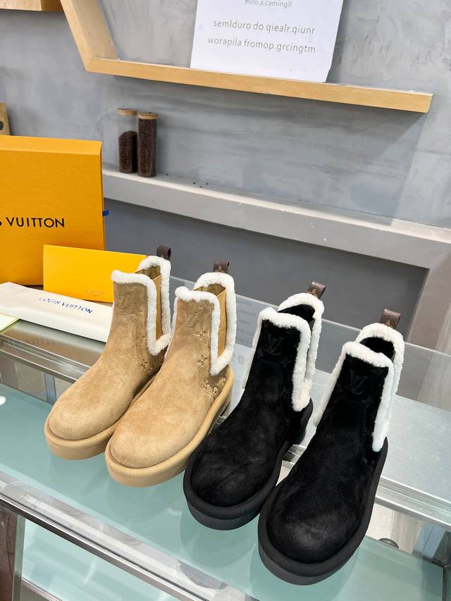 短靴 面料：采用进口高丝光牛猄皮面压花Lv 字母和Monogram 花卉点缀，搭配皮毛一体毛条装饰松紧带，更显时尚，羊皮内里，进口高密度橡胶美耐底 高密度发泡材