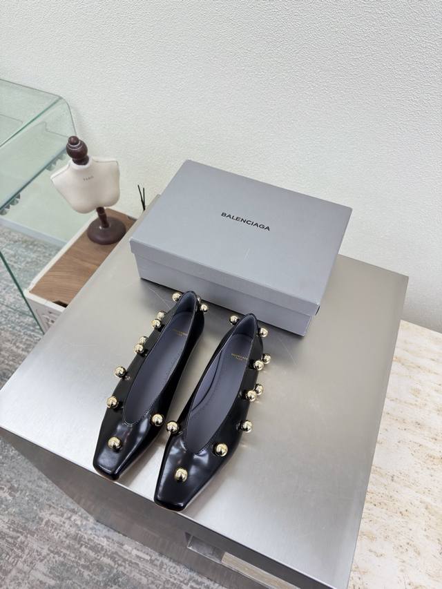 金属圆球 高定系列 Balenciag 专属特别金属圆球装饰 面料 小牛开边朱 内里 小羊皮 黑色 顶级版本 全部对版材料 继续着Demna式的对主流华丽时尚的