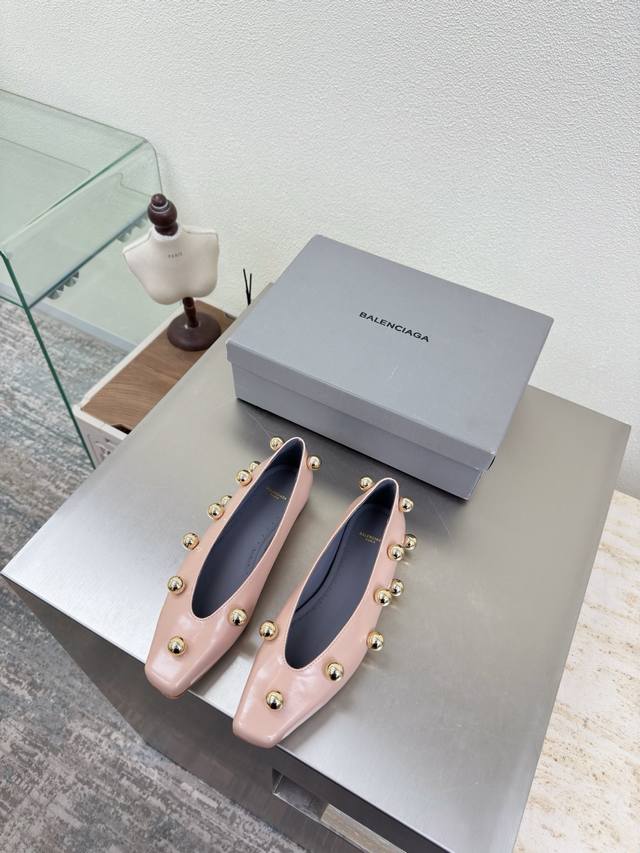 金属圆球 高定系列 Balenciag 专属特别金属圆球装饰 面料 小牛开边朱 内里 小羊皮 杏色 顶级版本 全部对版材料 继续着Demna式的对主流华丽时尚的