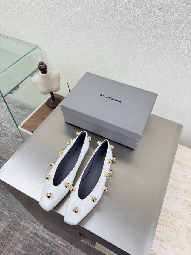 金属圆球 高定系列 Balenciag 专属特别金属圆球装饰 面料 小牛开边朱 内里 小羊皮 白色 顶级版本 全部对版材料 继续着Demna式的对主流华丽时尚的