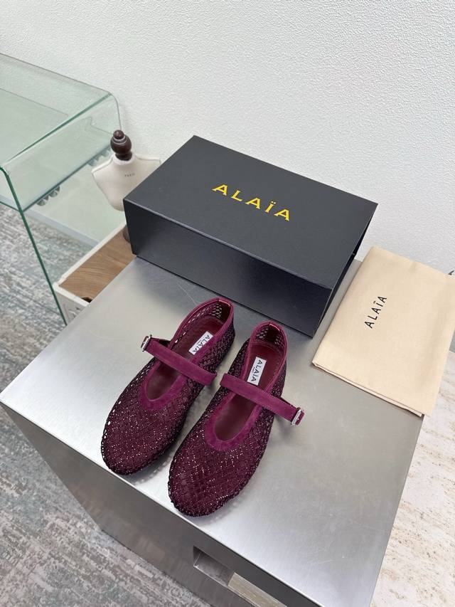 网钻系列 精致钻石镶嵌 Alaia 拖鞋来自巴黎 酒红色 一见倾心 纯手工 高级 经典 阿莱娅还有另外性感的一面 配上不同款式，不同风格都能轻松驾驭，无论牛仔裤