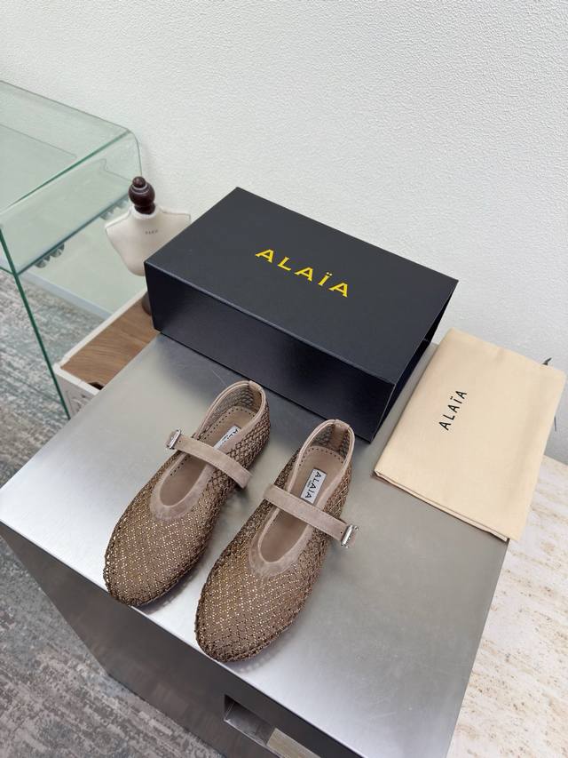 网钻系列 精致钻石镶嵌 Alaia 拖鞋来自巴黎 杏色一见倾心 纯手工 高级 经典 阿莱娅还有另外性感的一面 配上不同款式，不同风格都能轻松驾驭，无论牛仔裤，西