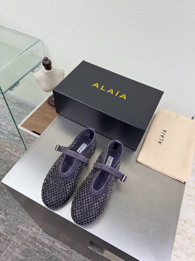 网钻系列 精致钻石镶嵌 Alaia 拖鞋来自巴黎 灰色 一见倾心 纯手工 高级 经典 阿莱娅还有另外性感的一面 配上不同款式，不同风格都能轻松驾驭，无论牛仔裤，
