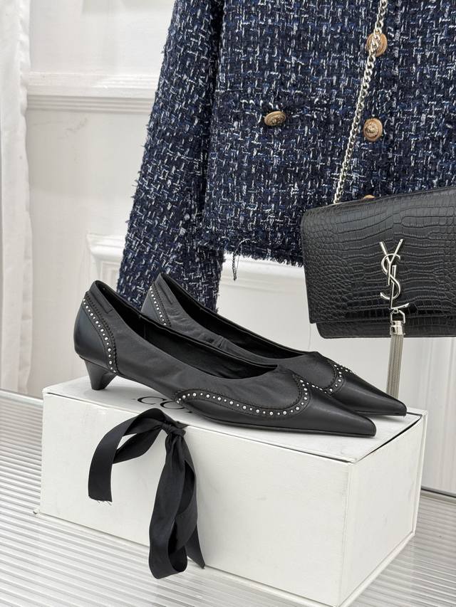 厂价p Cotemp60Wf新品尖头复古擦色 平底单鞋 这双鞋是一封写给岁月的情书 将复古的韵味与现代的锋芒 它始于一个利落的尖头， 不似锋芒毕露的攻击性， 而