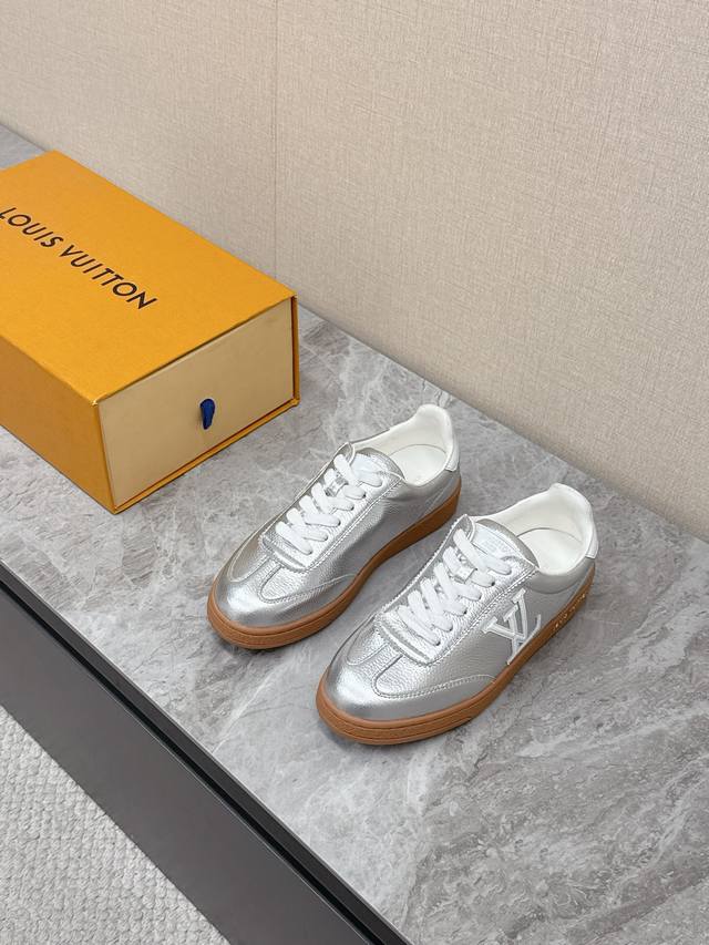 Louis Vuitton 路易威登最新款 饼干鞋休闲鞋 超多明星时尚博主种草 原版购入开发 细节完全对版 脚感超级舒服 复古又有时尚感 厚实而轻盈的橡胶组合外