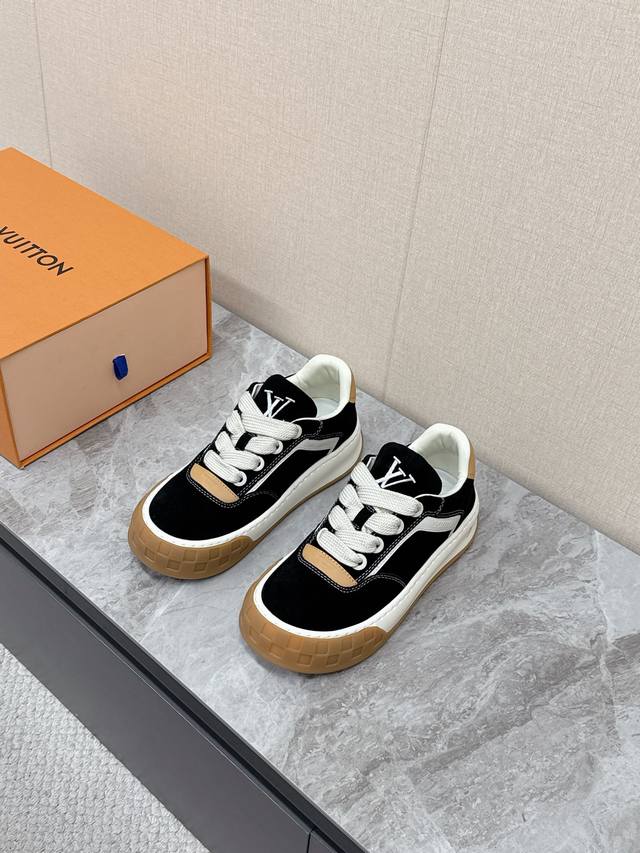 Louis Vuitton路易威登最新情侣款饼干鞋 休闲鞋 超多明星网红种草 原版购入开发 细节完全对版 上脚非常舒适 奢侈用料，做工精细，中底印有欧洲制造英文