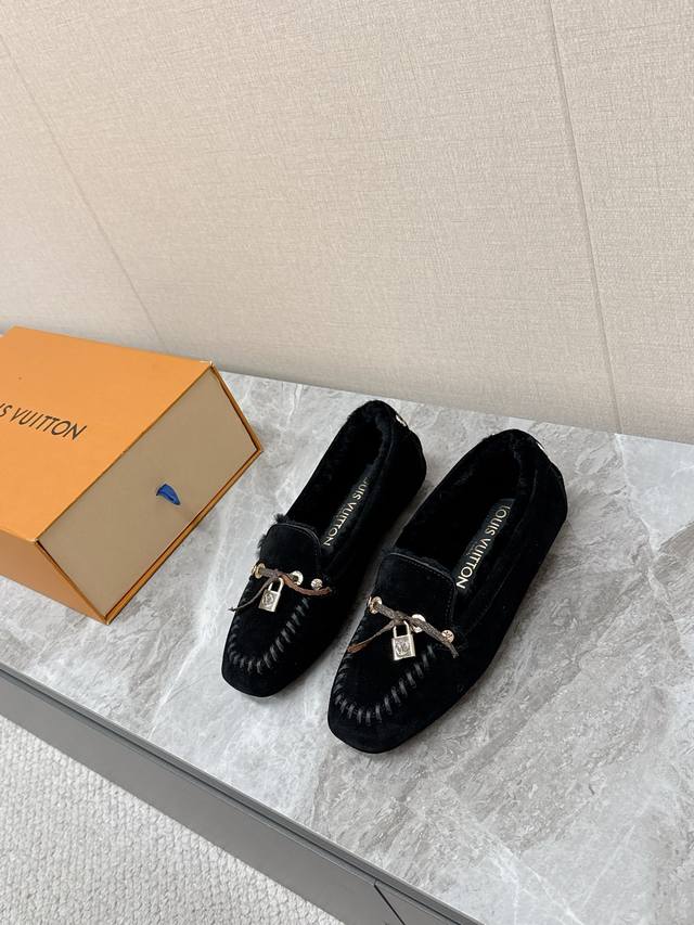 驴牌Louisvuitton路易威登秋冬最新款 豆豆鞋 毛毛鞋 超多明星网红种草 非常火的薄底设计元素 简简单单的牛皮拼接加上品牌Logo五金锁扣点缀 非常有辨