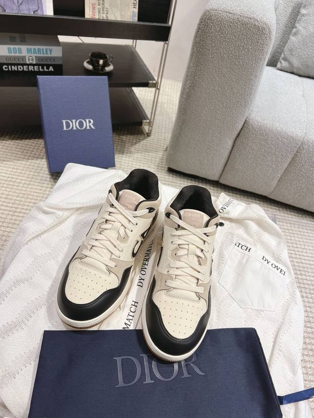 男款10 顶级版本 Dio 迪奥B57系列 情侣款休闲板鞋 原版购入开发做货 采用迪奥灰牛皮革精心制作，侧面饰以同色调 Cd Diamond 图案帆布镶片。 C