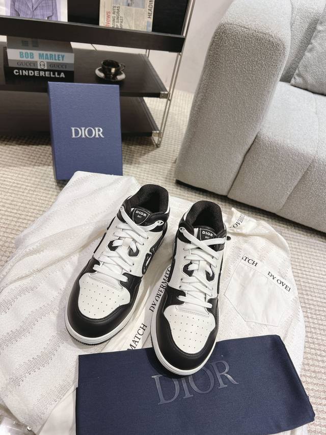 男款10 顶级版本 Dio 迪奥B57系列 情侣款休闲板鞋 原版购入开发做货 采用迪奥灰牛皮革精心制作，侧面饰以同色调 Cd Diamond 图案帆布镶片。 C