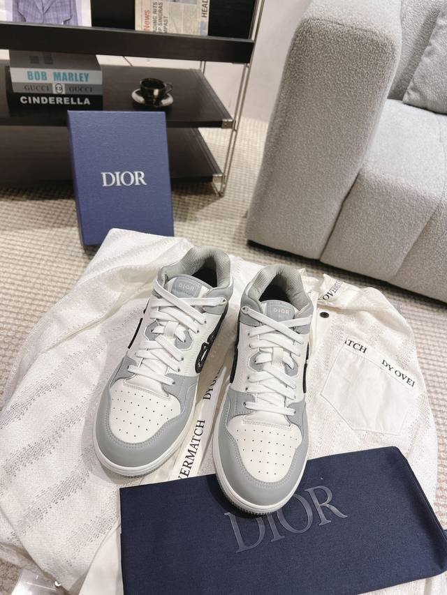 男款10 顶级版本 Dio 迪奥B57系列 情侣款休闲板鞋 原版购入开发做货 采用迪奥灰牛皮革精心制作，侧面饰以同色调 Cd Diamond 图案帆布镶片。 C